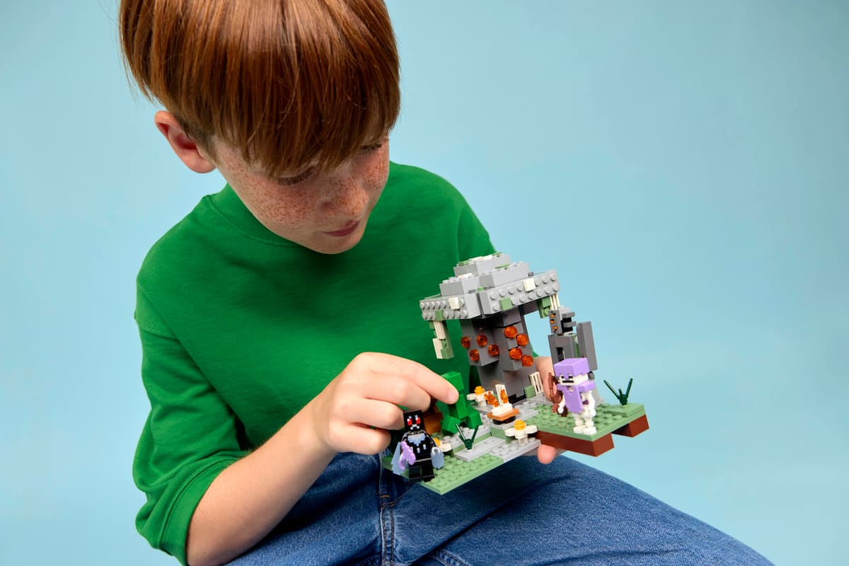 LEGO 21586 Minecraft The Pale Garden | 243 PCS